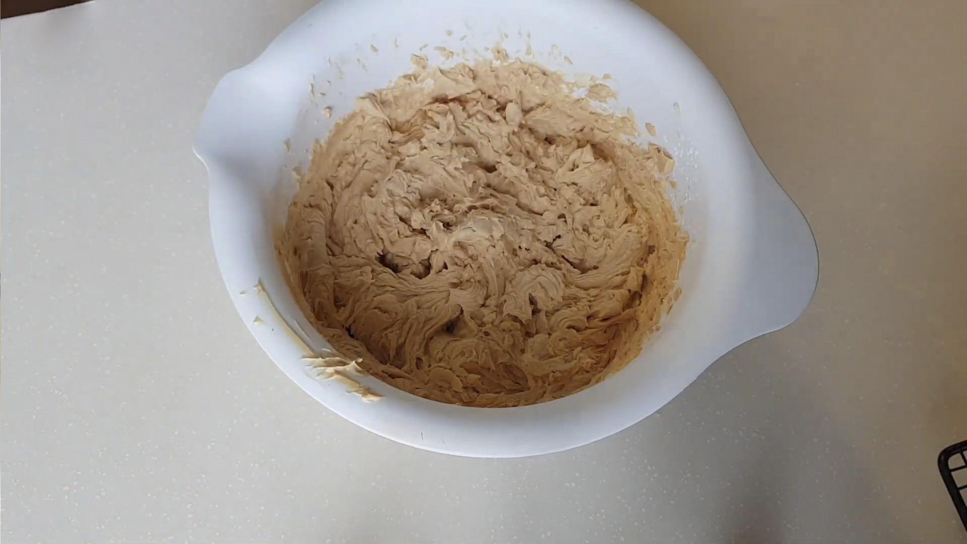 Рецепт - Крем для торта из творожного сыра и сгущенки - шаг 8-1