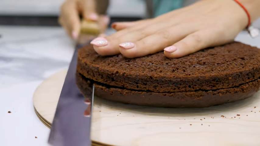 Шоколадный бисквит на кефире для торта - фото