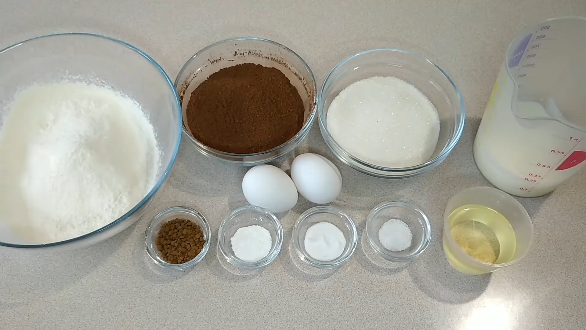 Рецепт - Влажный шоколадный бисквит на кефире - шаг 1