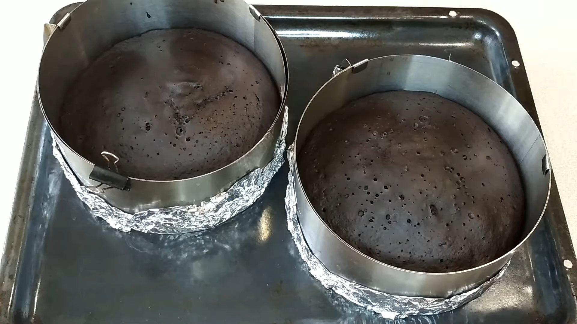 Рецепт - Влажный шоколадный бисквит на кефире - шаг 9