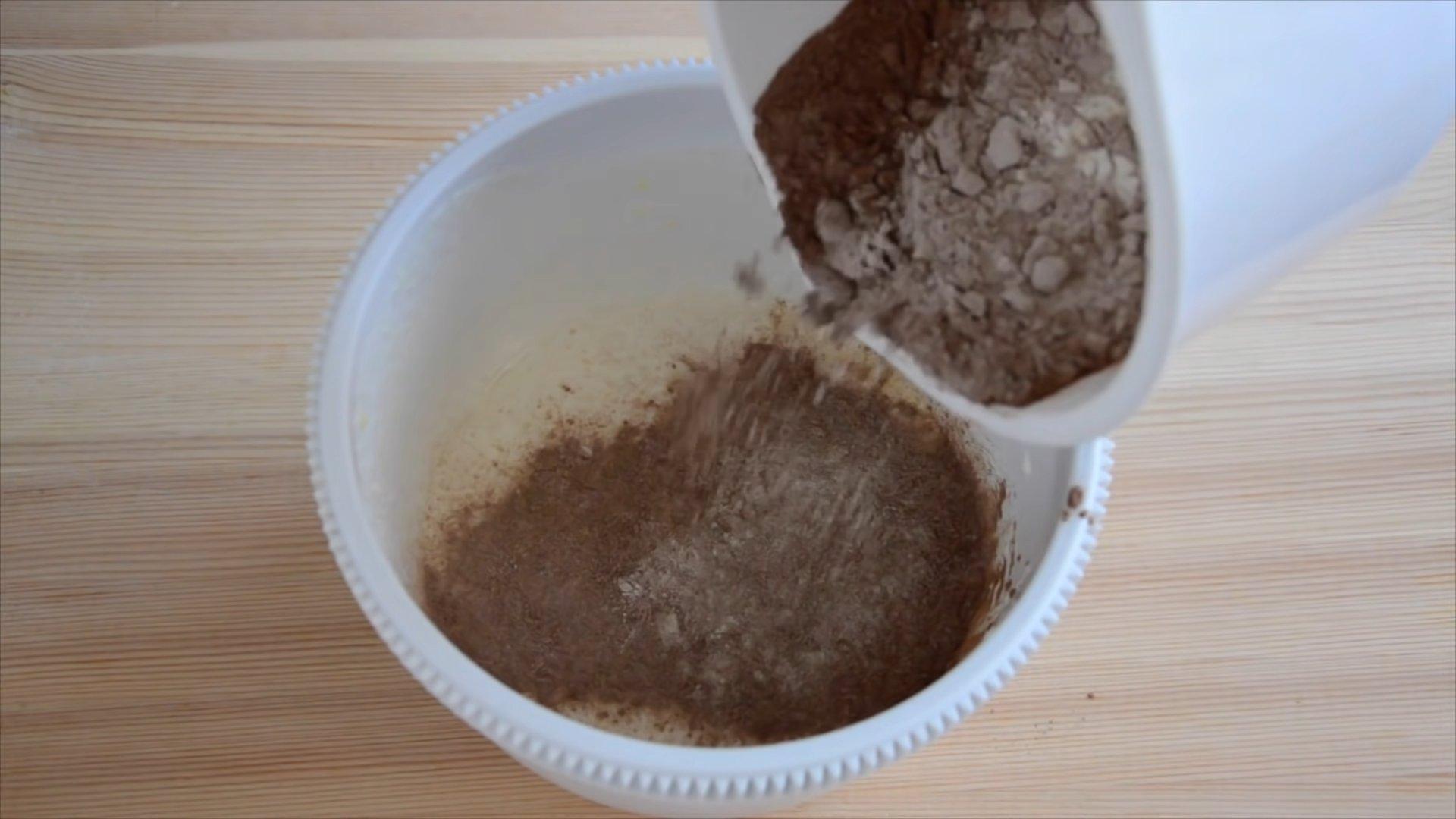Рецепт - Влажный шоколадный бисквит на кипятке - шаг 4
