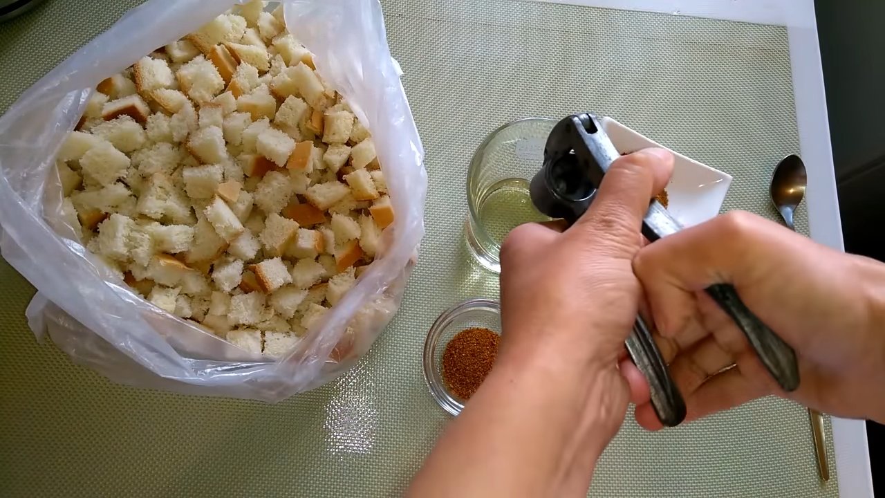 Рецепт - Сухарики для салата из батона с чесноком - шаг 3