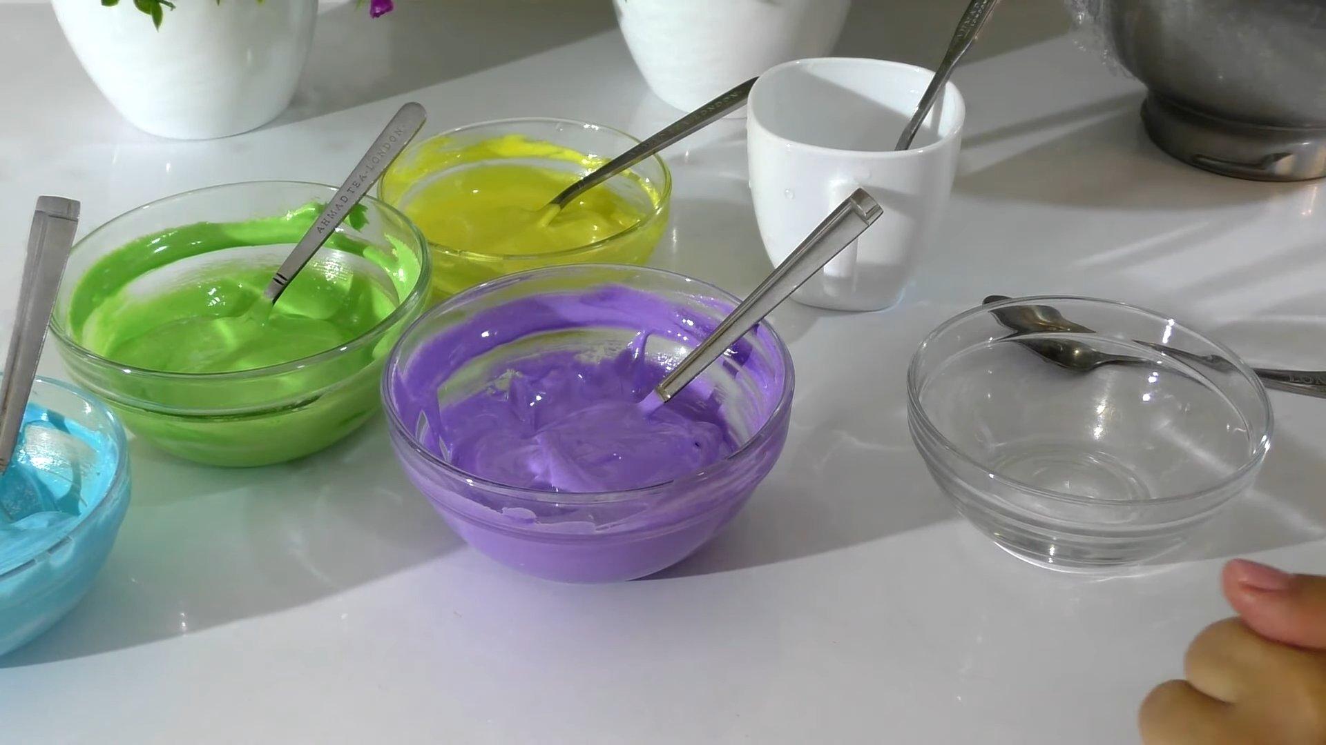Белковая глазурь. Как сделать пищевой краситель в домашних условиях для глазури. Чем покрасить глазурь в ярко зеленый. Чем окрасить гопзурь из белрро шрколала в синий. Протеиновая глазурь