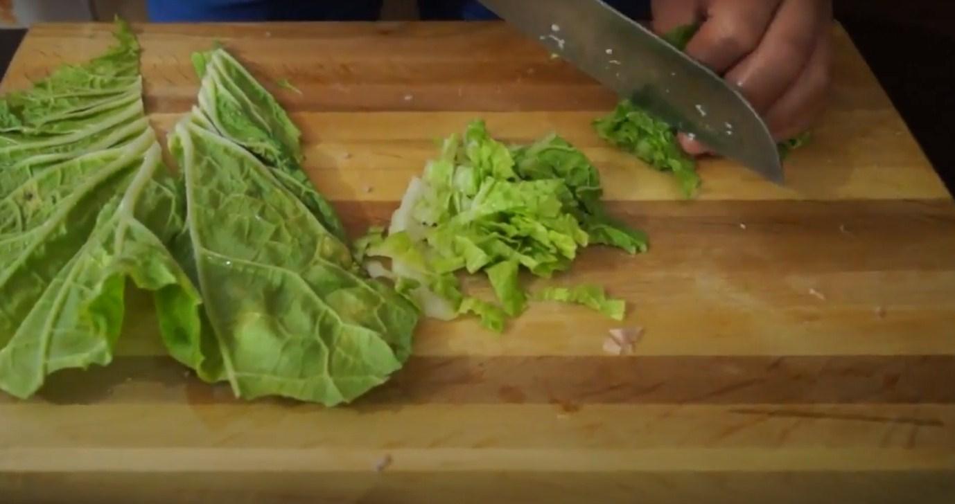 Рецепт - Домашний салат Цезарь с копченой курицей  - шаг 4