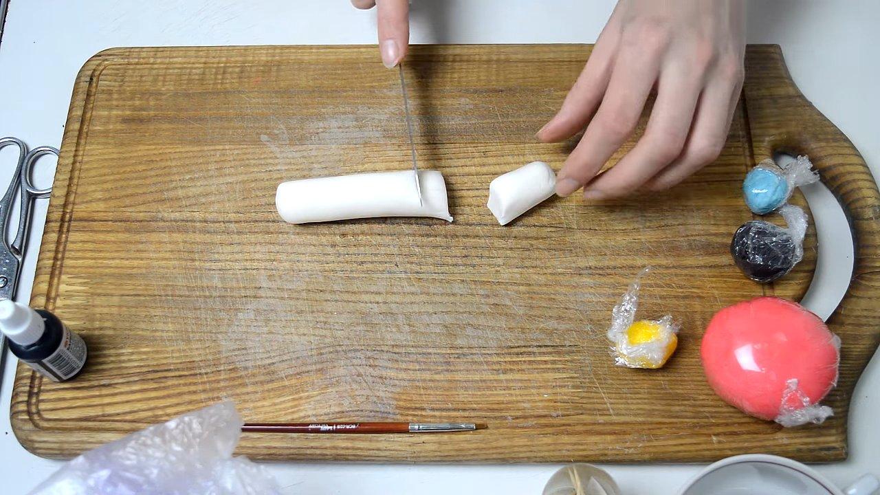 Рецепт - Снеговик из мастики для украшения новогоднего торта - шаг 1