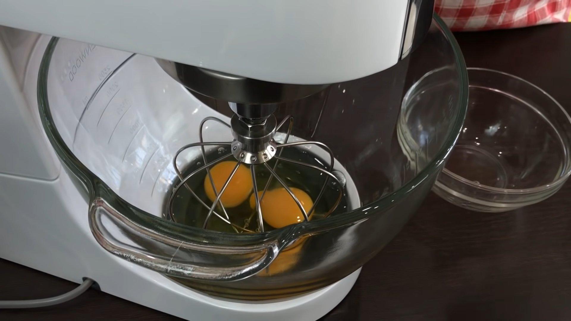 Рецепт - Пышный бисквит на кефире с яйцами - Шаг 1