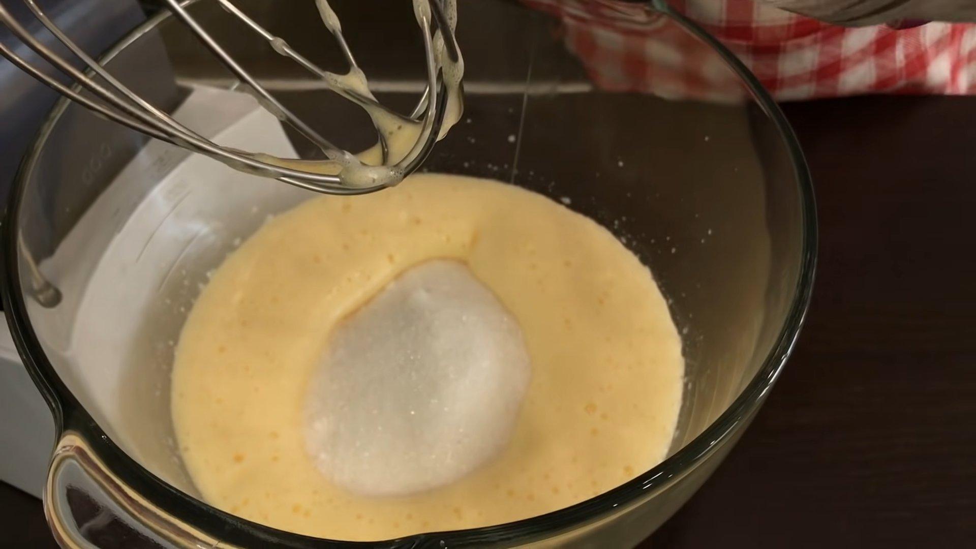 Рецепт - Пышный бисквит на кефире с яйцами - Шаг 2