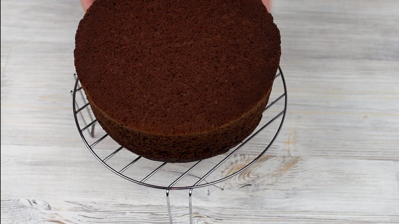 Рецепт - Шоколадный бисквит без разрыхлителя для торта «Сникерс» - Шаг 8