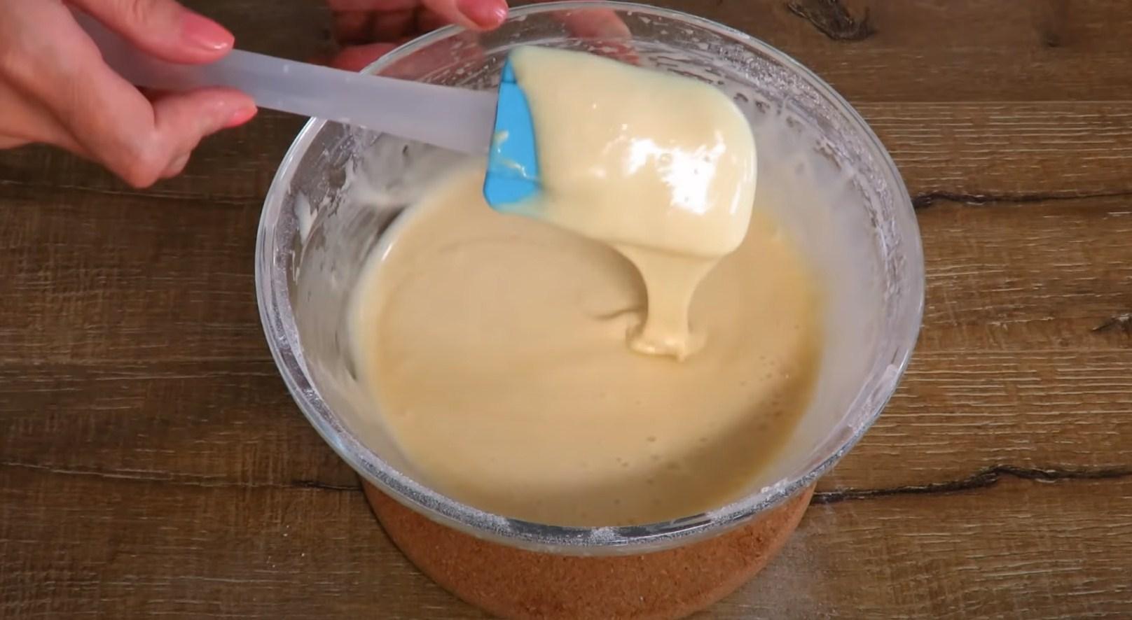 Рисование жидкое тесто. Как сделать жидкое тесто. Пропитка для бисквита из сгущенки и молока. Белый бисквит для торта на основе сгущенного молока. Жидкое тесто 5