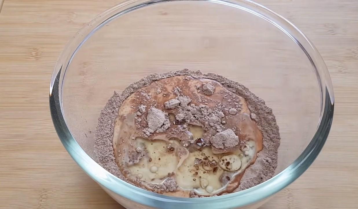 Рецепт - Шоколадный бисквит на сковороде - Шаг 3