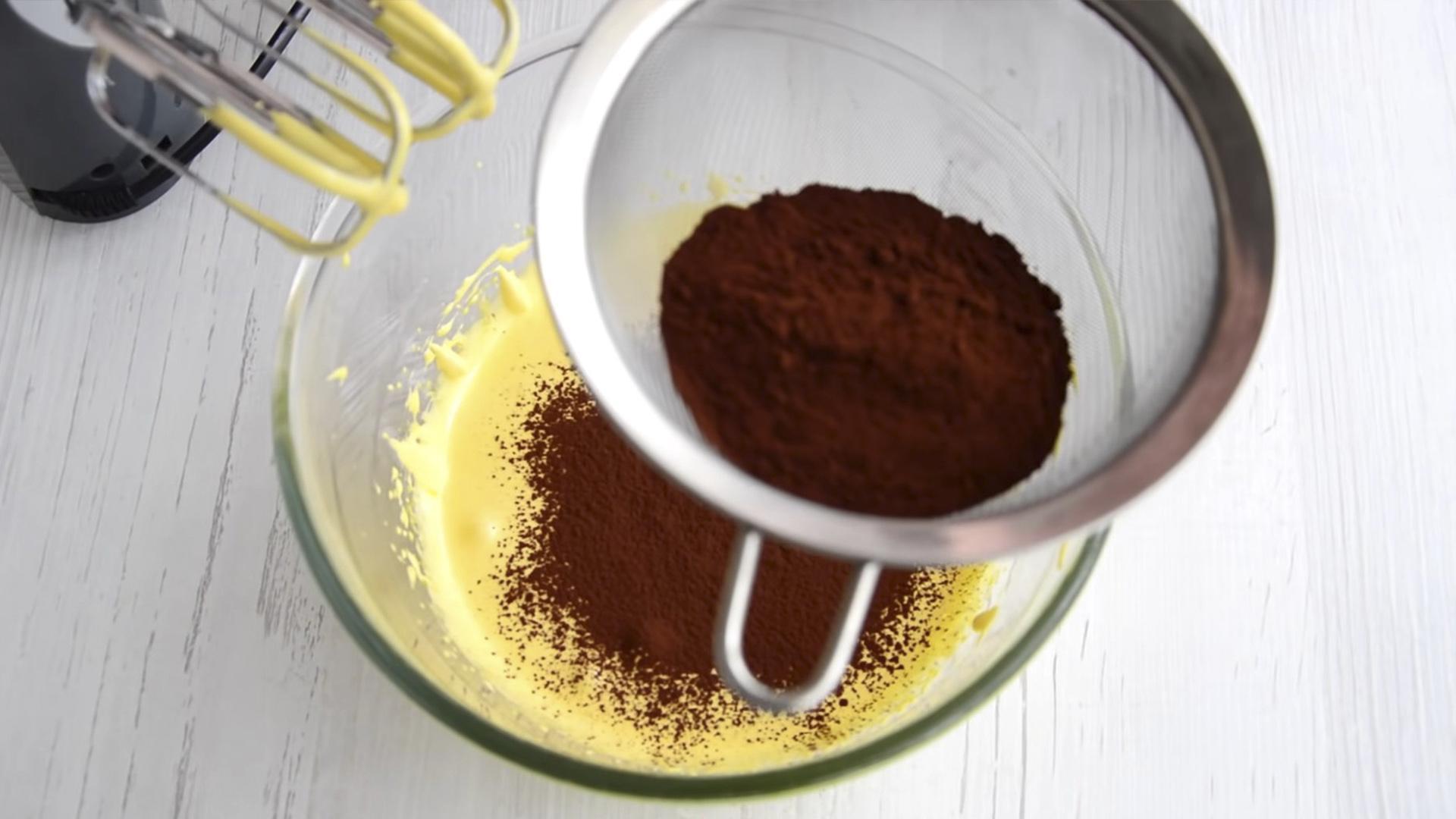 Рецепт - Заварной шоколадный бисквит на кипятке - Шаг 4