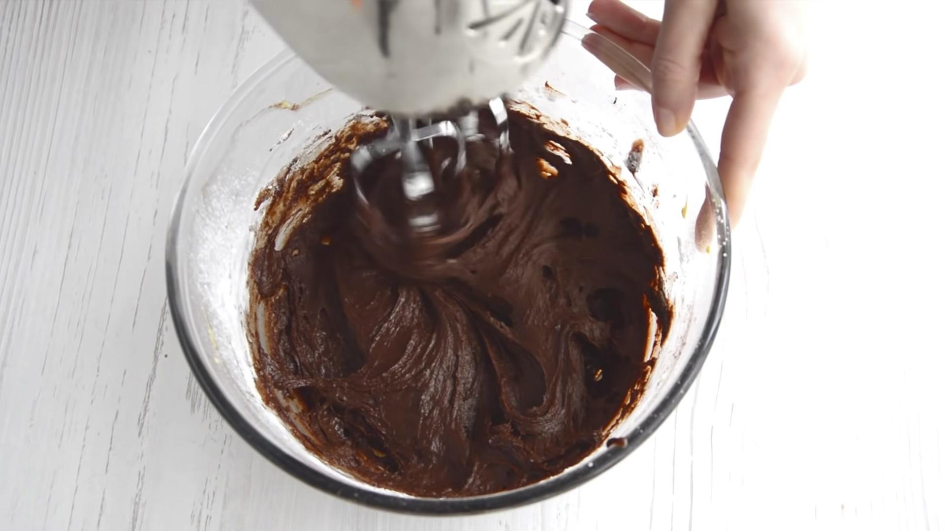 Рецепт - Заварной шоколадный бисквит на кипятке - Шаг 7