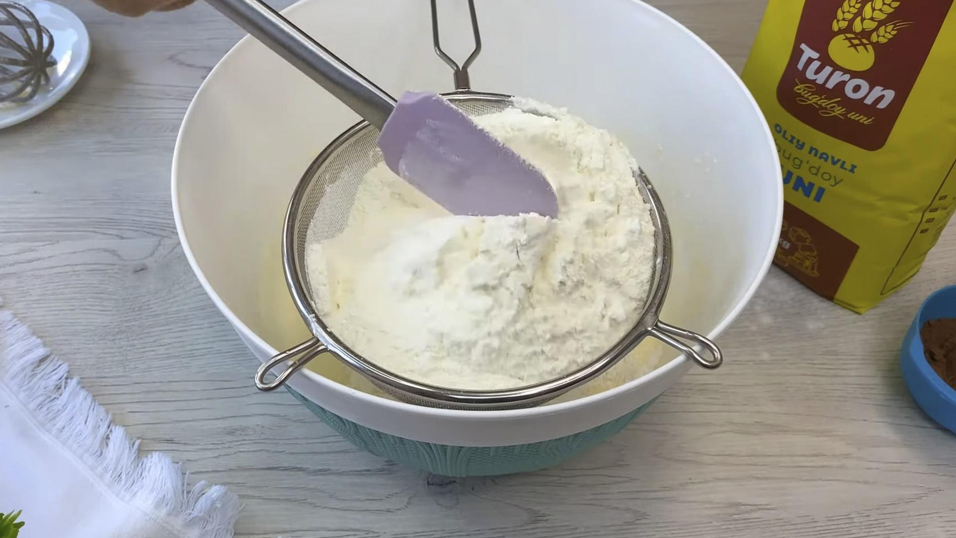 Рецепт - Бисквит «Зебра» в духовке на молоке - Шаг 4