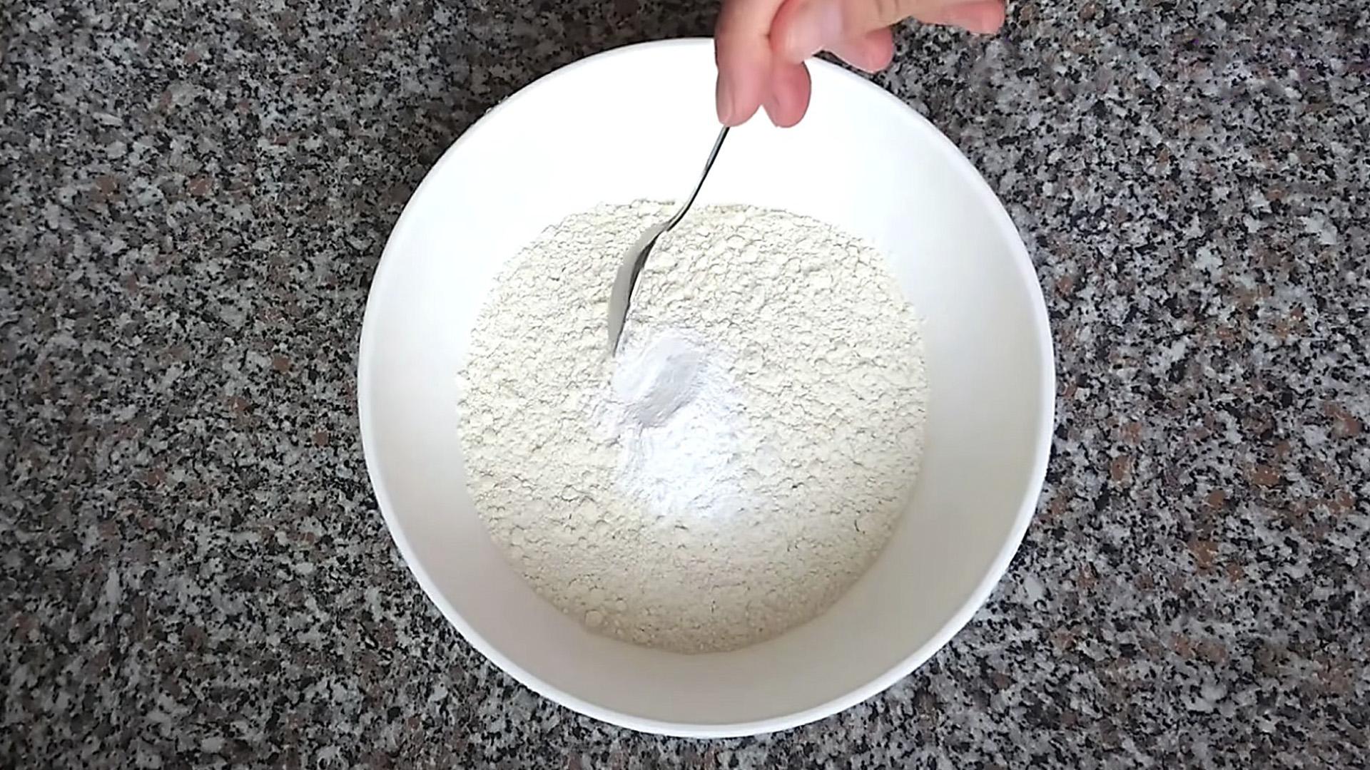 Рецепт - Классический бисквит без миксера на сковороде - Шаг 4
