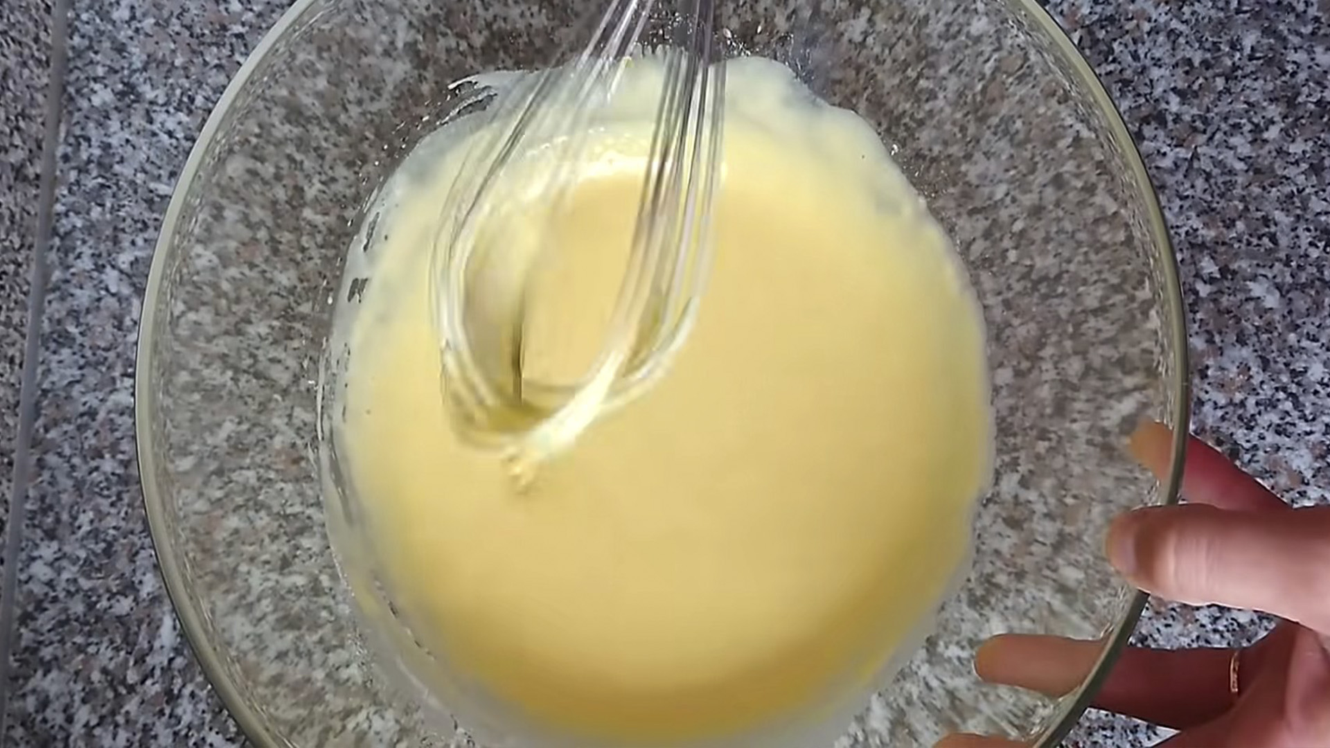 Рецепт - Классический бисквит без миксера на сковороде - Шаг 6