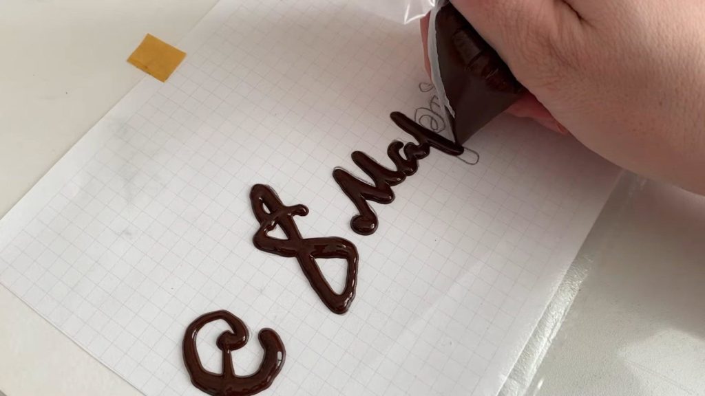 Как сделать надпись на торте шоколадом - шаг 3