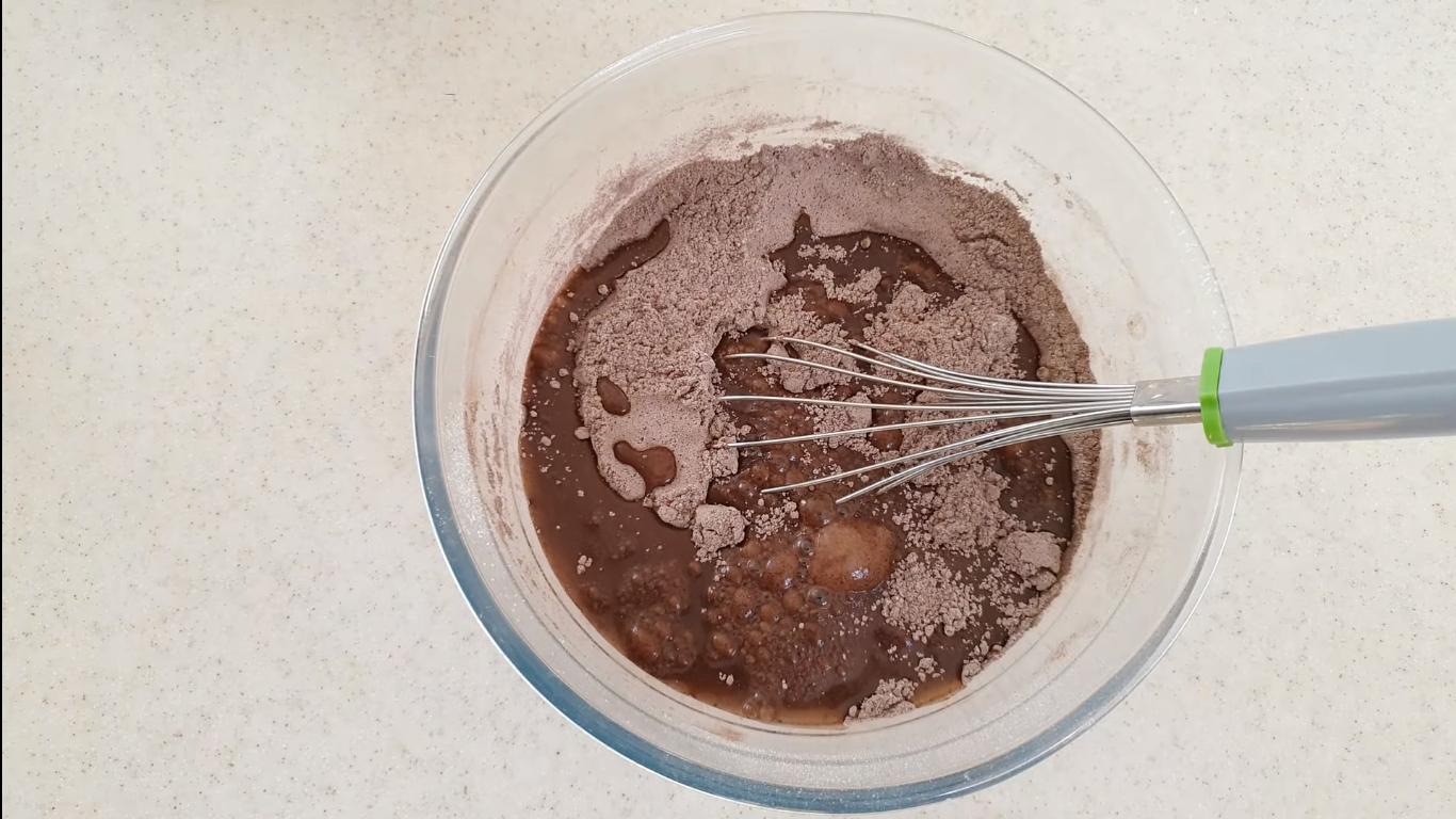 Рецепт постного шоколадного бисквита - шаг 4