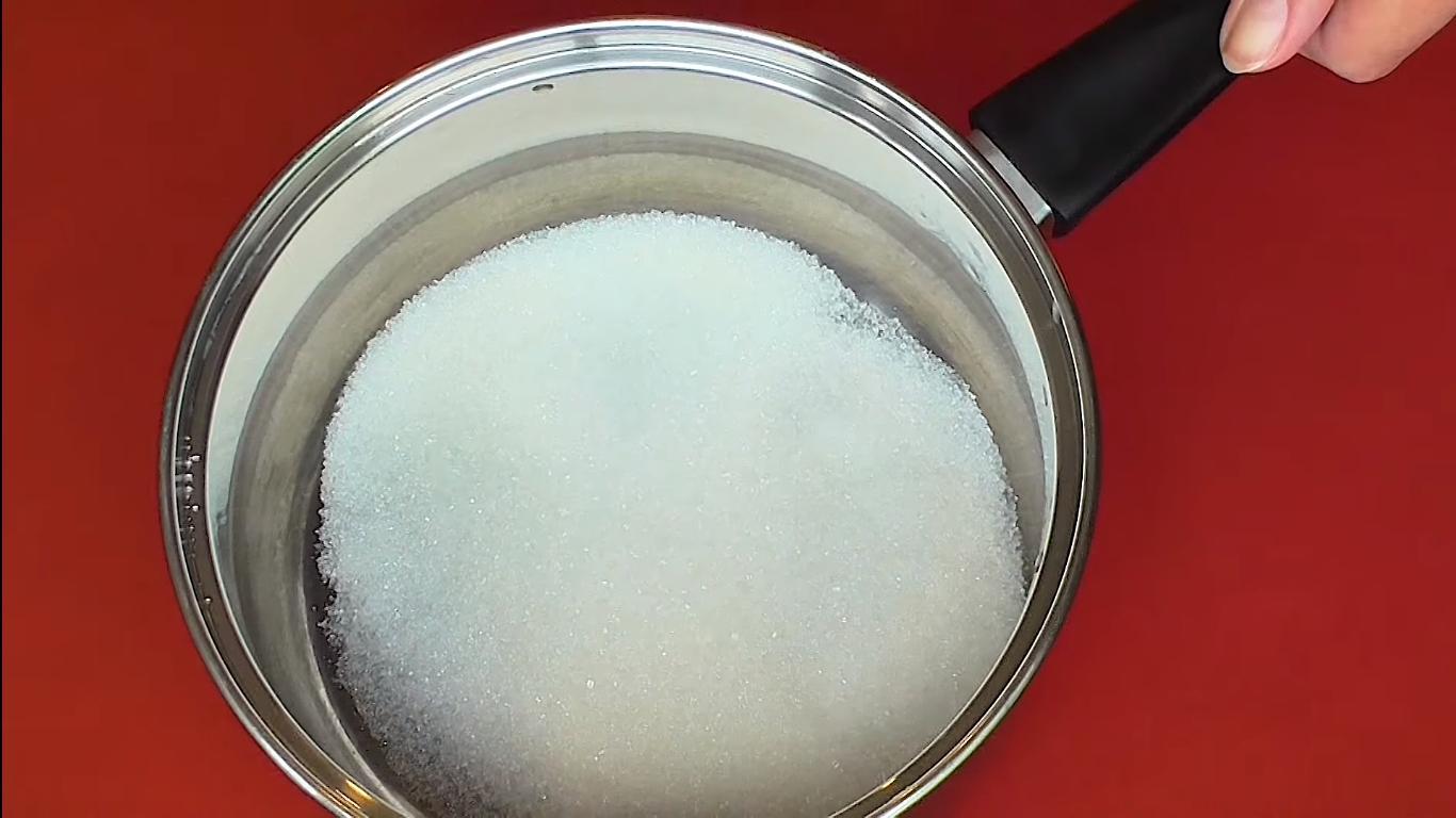 Рецепт - Домашняя карамель на молоке для торта «Сникерс» - Шаг 1