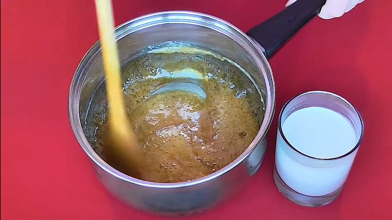 Рецепт - Домашняя карамель на молоке для торта «Сникерс» - Шаг 5