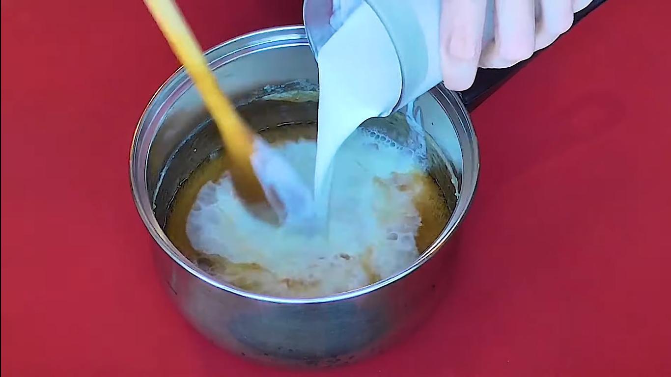 Рецепт - Домашняя карамель на молоке для торта «Сникерс» - Шаг 6