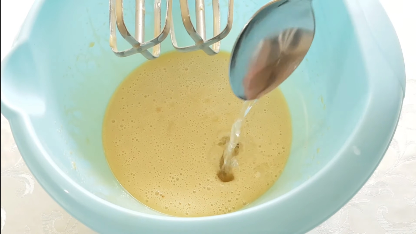 Рецепт бисквита без сахара на меду - Шаг 4