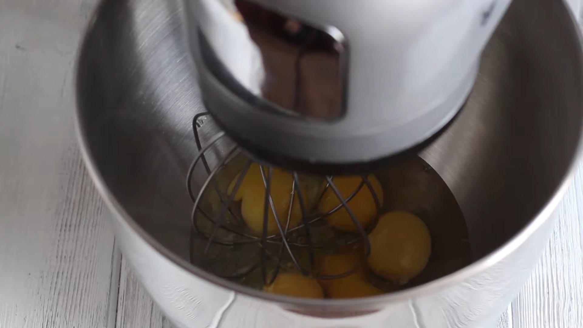 Рецепт - Шоколадный бисквит на 6 яиц с разрыхлителем - Шаг 2
