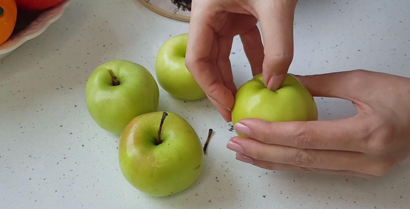Рецепт - Яблоки в карамели на палочке - Шаг 1