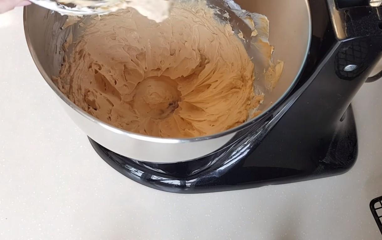 Рецепт - Крем со сгущёнкой для шоколадного бисквита - Шаг 4