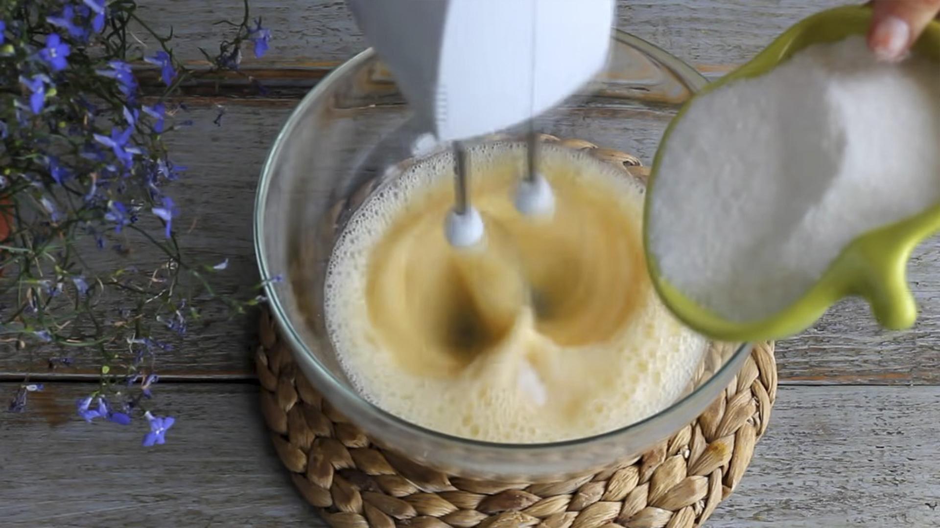 Рецепт ванильного бисквита на кефире - Шаг 3