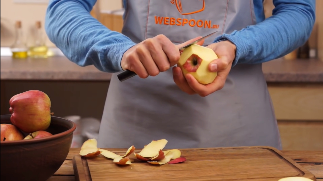 Рецепт - Карамелизированные яблоки на сковороде для шарлотки - Шаг 1