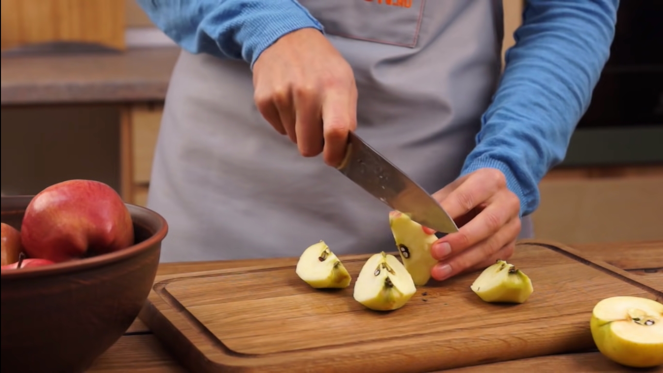 Рецепт - Карамелизированные яблоки на сковороде для шарлотки - Шаг 2