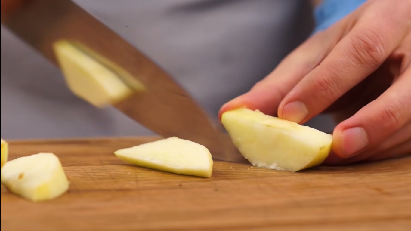 Рецепт - Карамелизированные яблоки на сковороде для шарлотки - Шаг 3