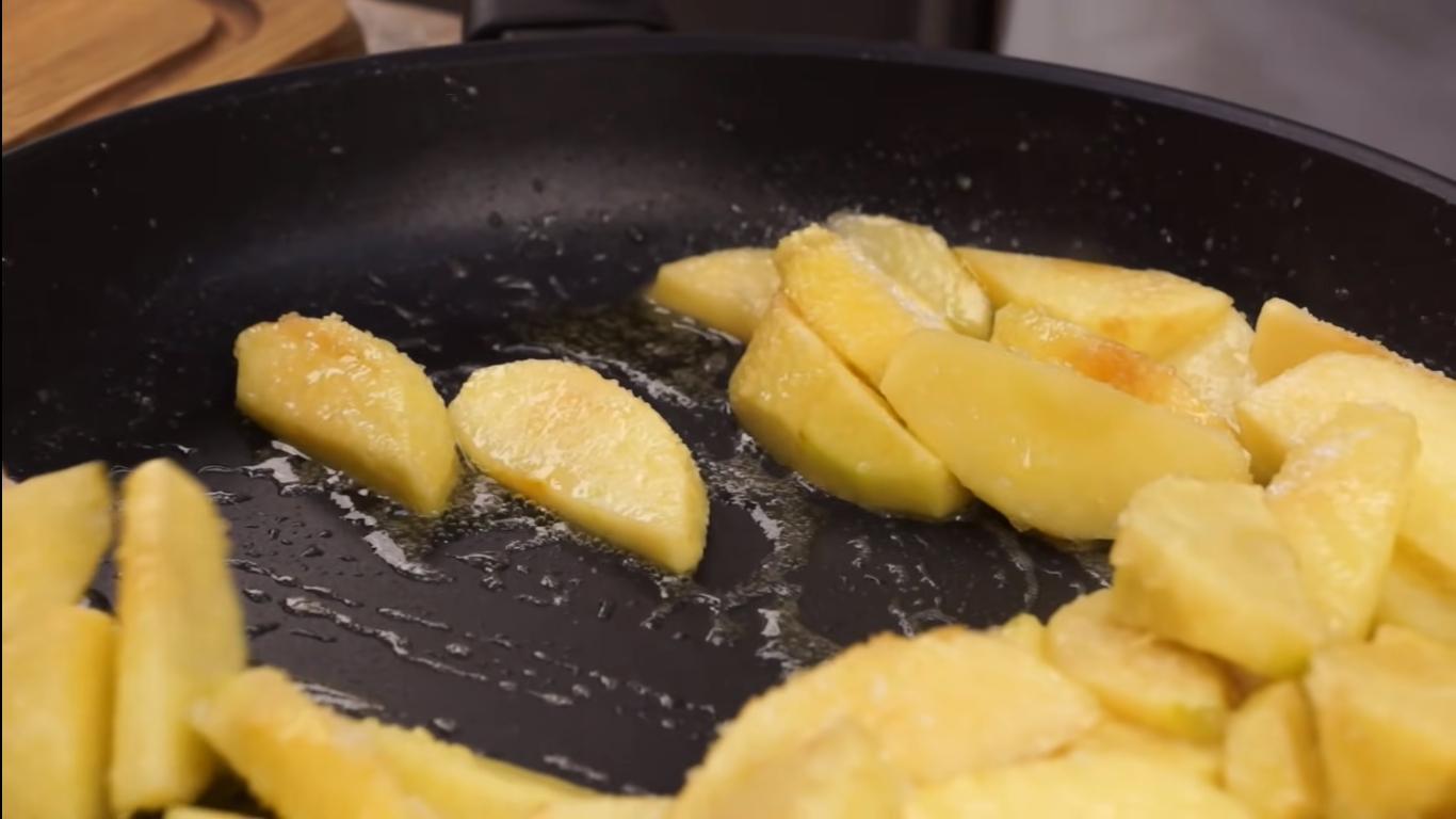 Рецепт - Карамелизированные яблоки на сковороде для шарлотки - Шаг 7