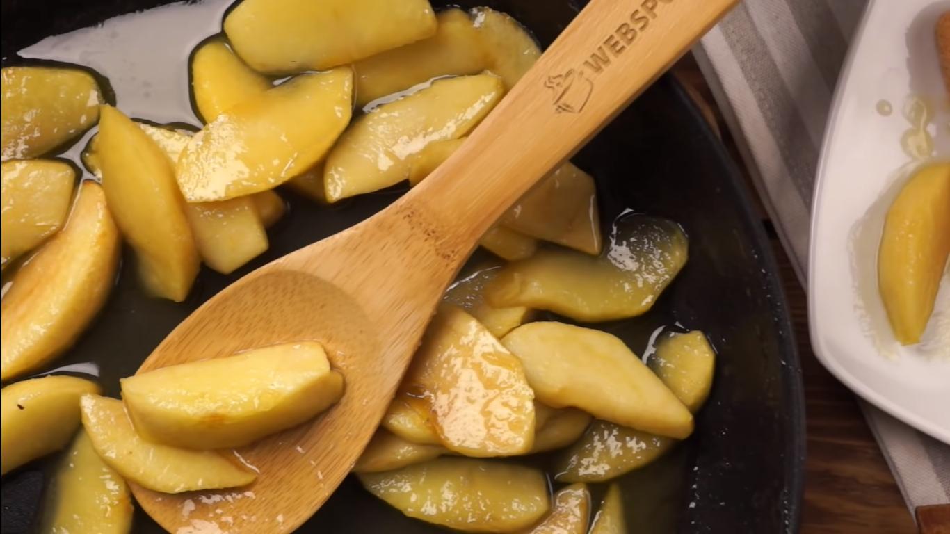 Рецепт - Карамелизированные яблоки на сковороде для шарлотки - Шаг 8