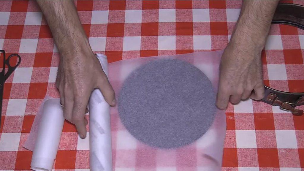 Как застелить форму пергаментной бумагой для бисквита - способ 2 - фото 1