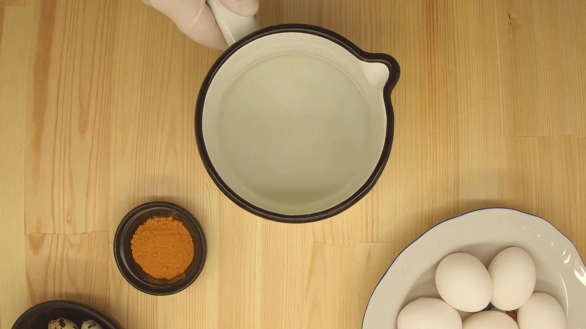 Как покрасить яйца куркумой классический рецепт - шаг 1