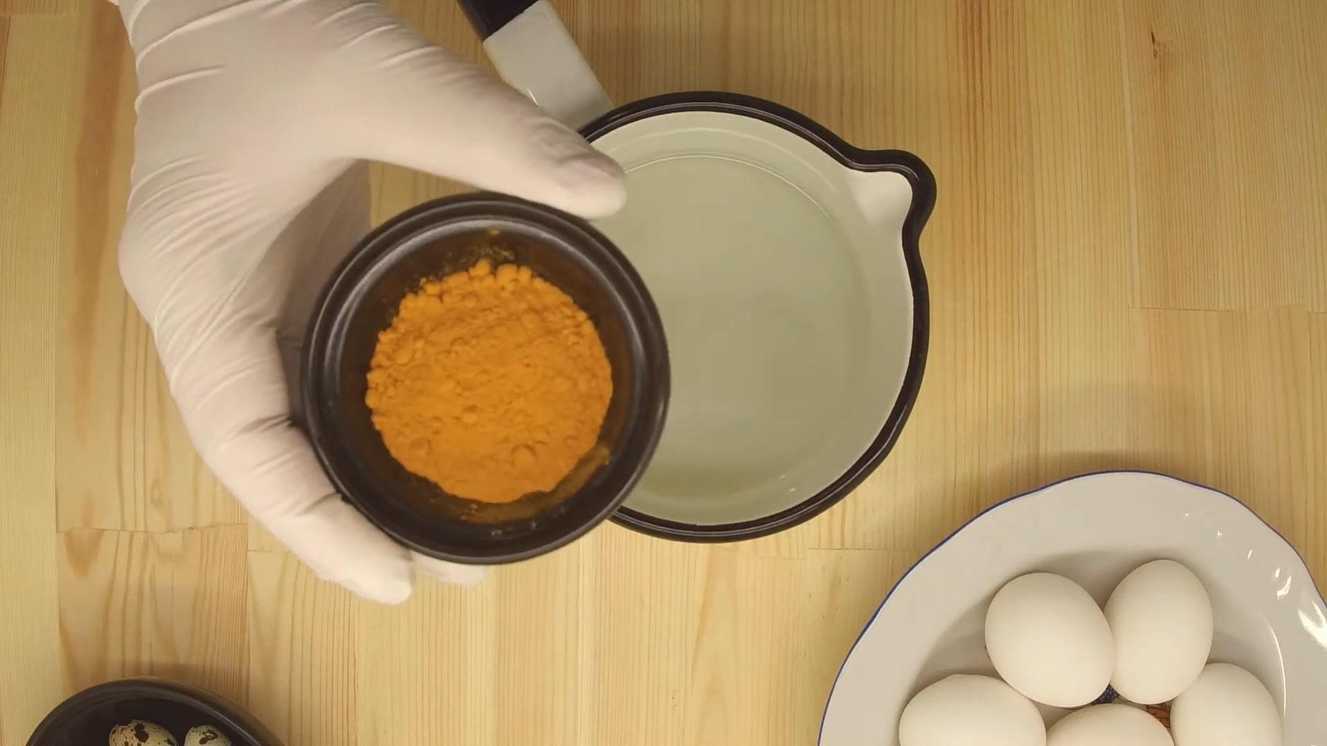 Как покрасить яйца куркумой классический рецепт - шаг 2