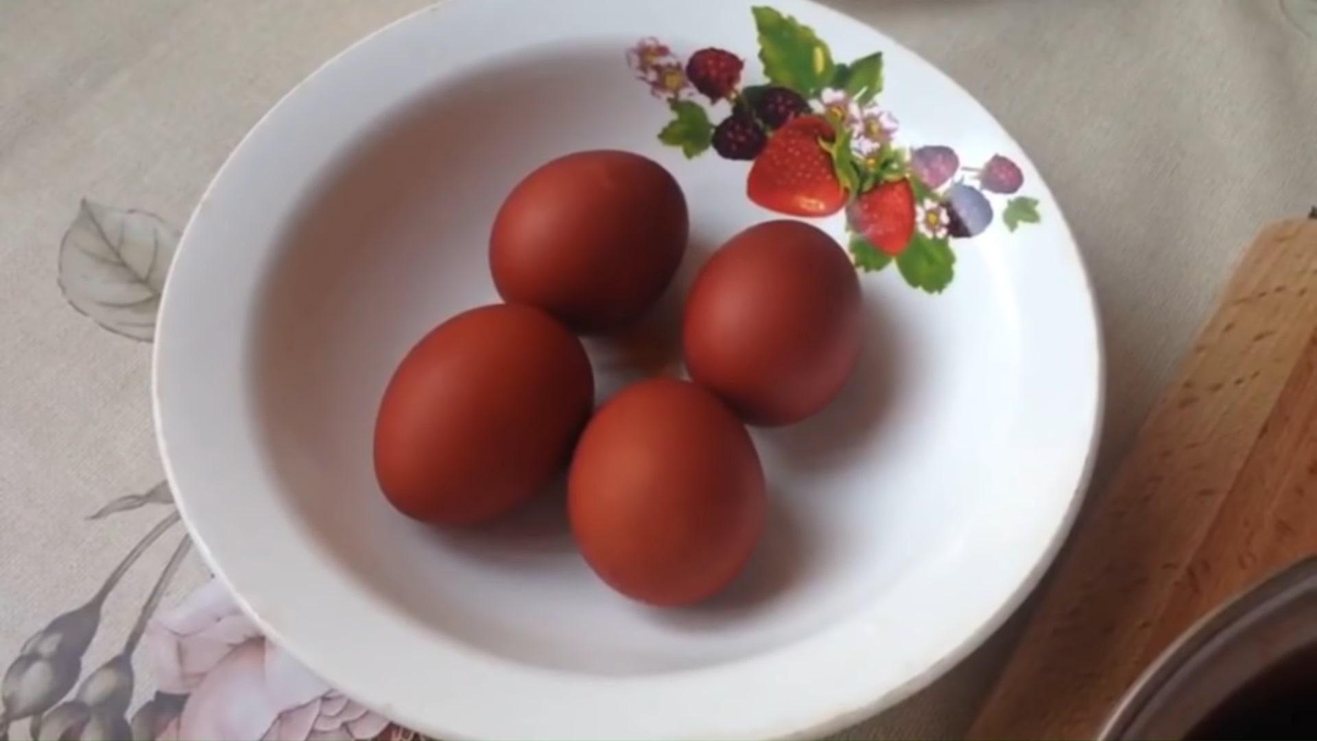 Как покрасить яйца в луковой шелухе - фото