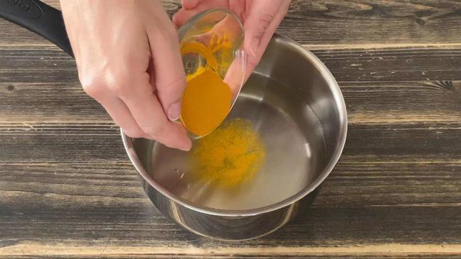 Рецепт окрашивания пасхальных яиц куркумой и паприкой - шаг 2