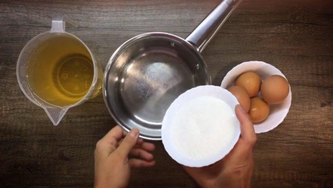 Способ создания изумрудных пасхальных яиц с помощью зеленки - шаг 1