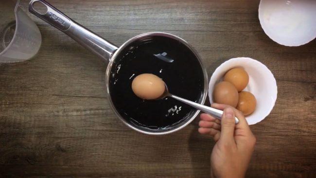 Способ создания изумрудных пасхальных яиц с помощью зеленки - шаг 4