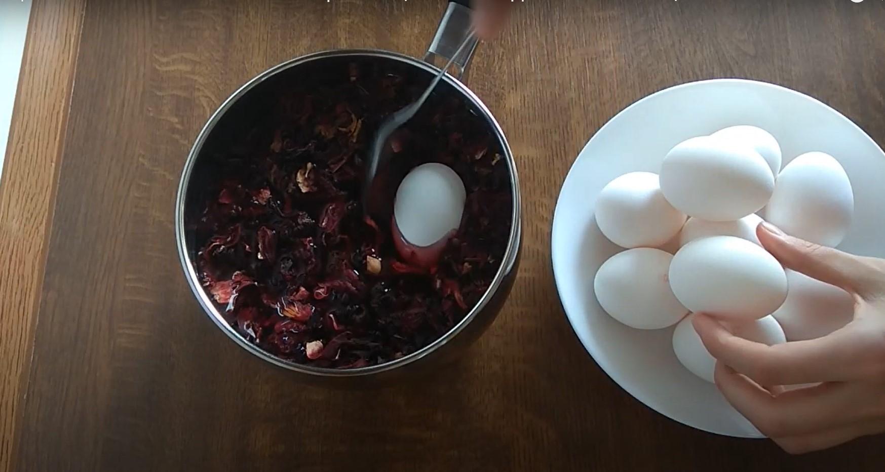 Рецепт - Как покрасить мраморные яйца на Пасху чаем каркаде - Шаг 2