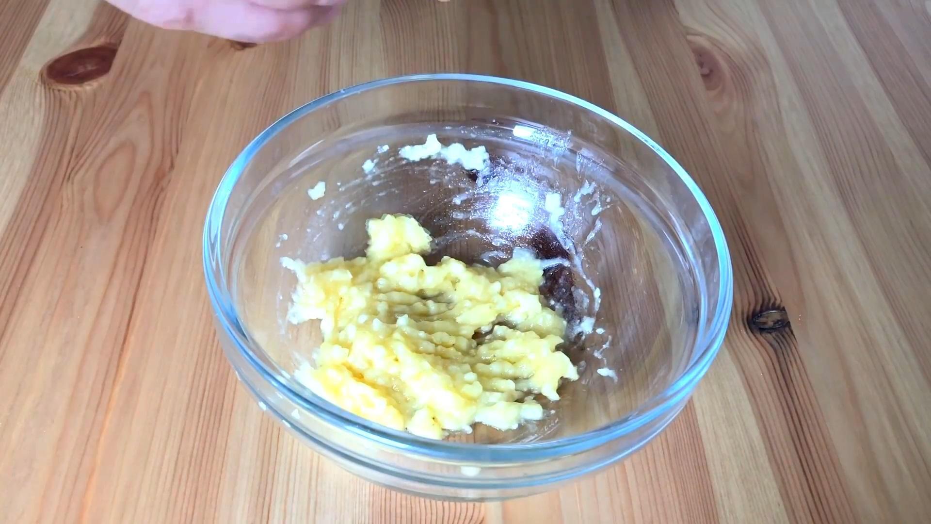 Рецепт - Готовим в микроволновке: кекс в кружке с бананом без молока - Шаг 1