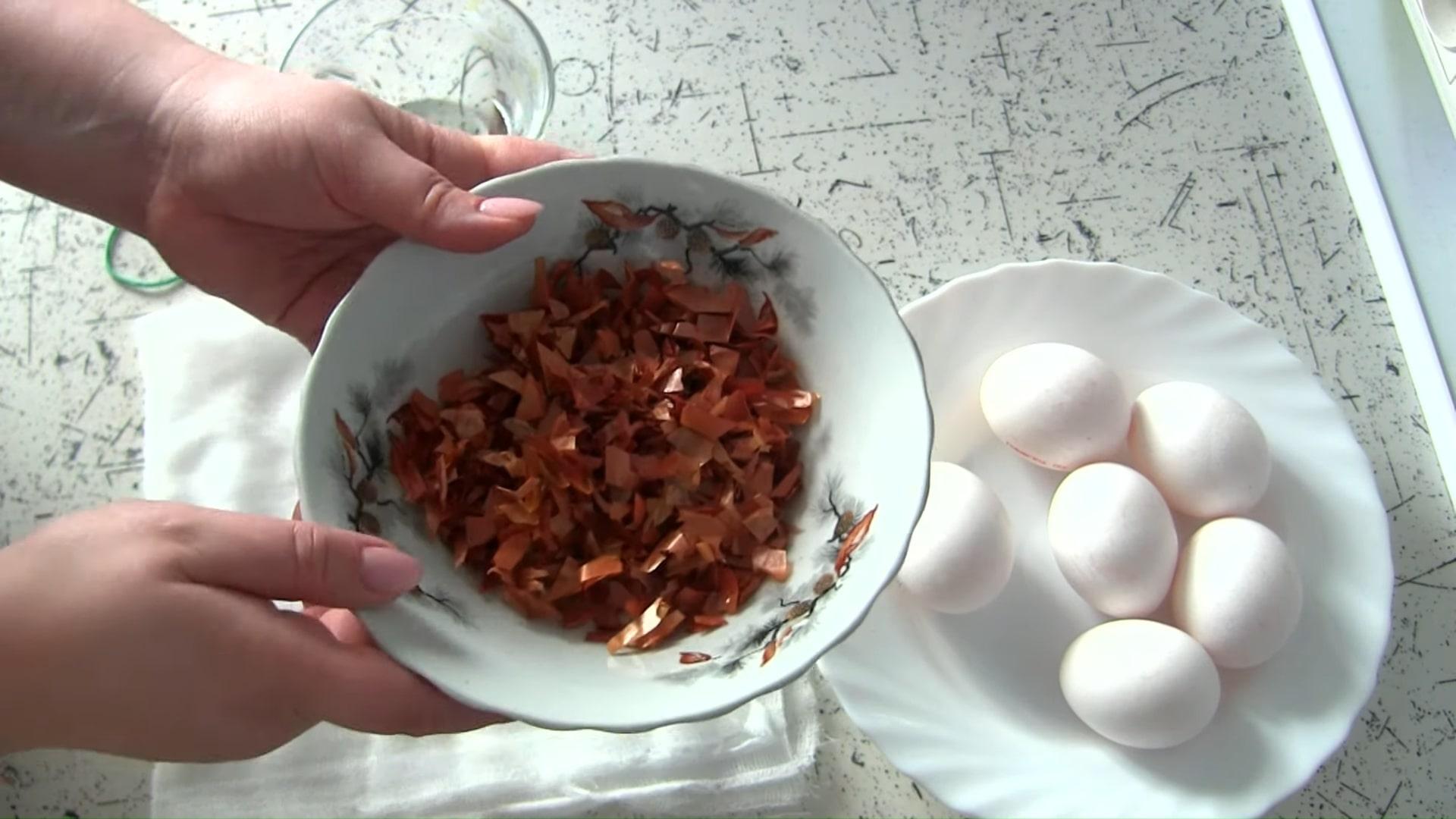 Рецепт - Как правильно красить яйца в луковой шелухе с зеленкой - Шаг 1