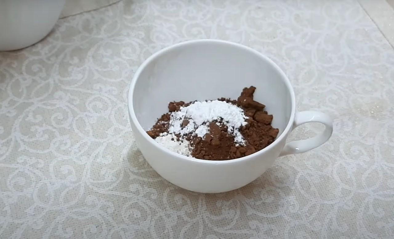 Рецепт - Кекс в микроволновке с шоколадом внутри - Шаг 4