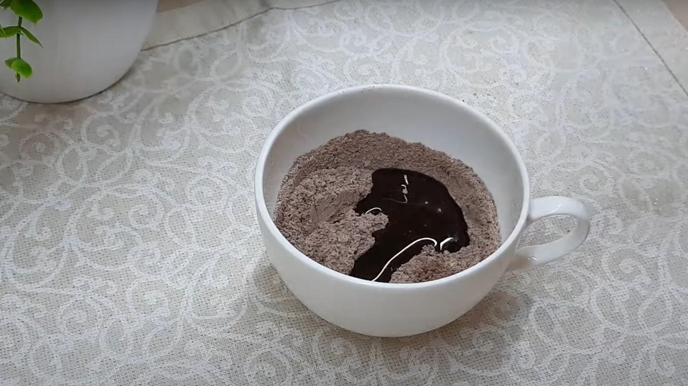 Рецепт - Кекс в микроволновке с шоколадом внутри - Шаг 6