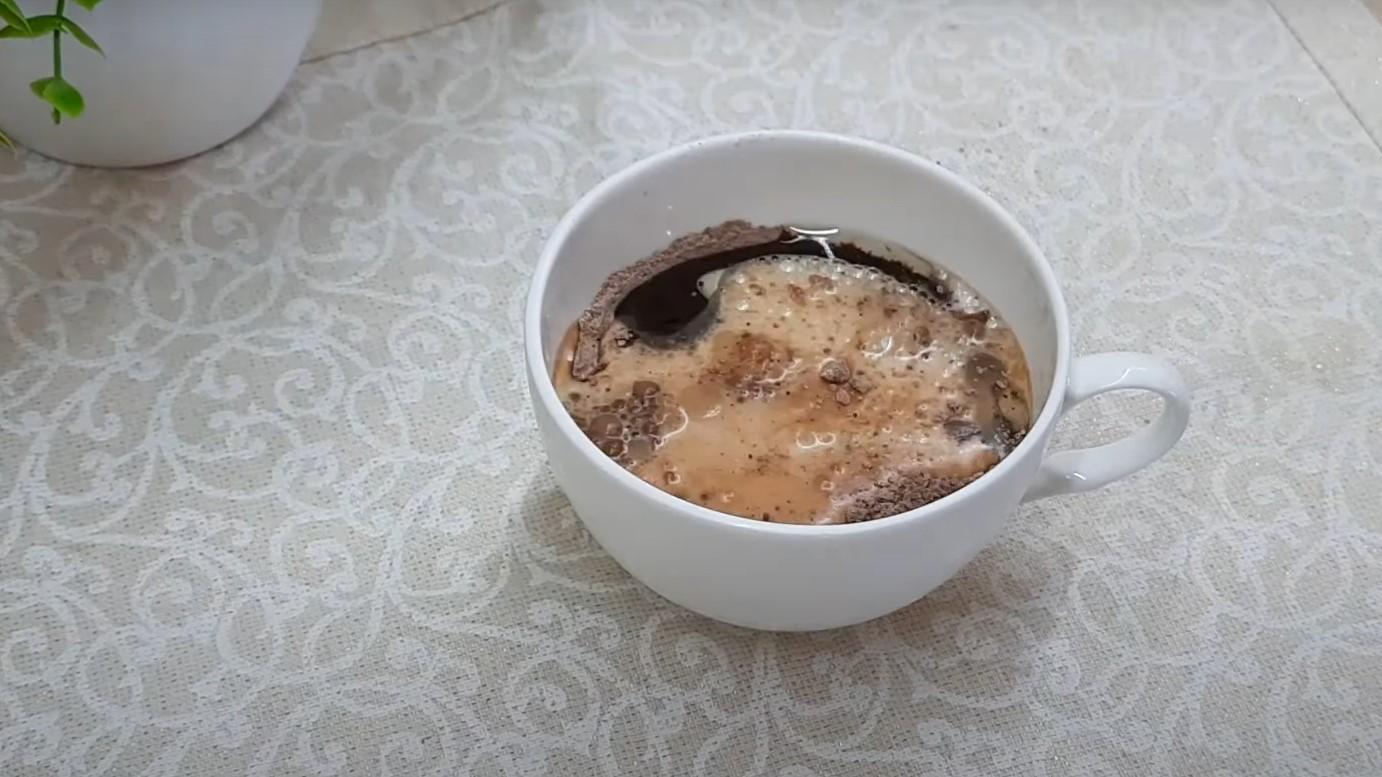 Рецепт - Кекс в микроволновке с шоколадом внутри - Шаг 7