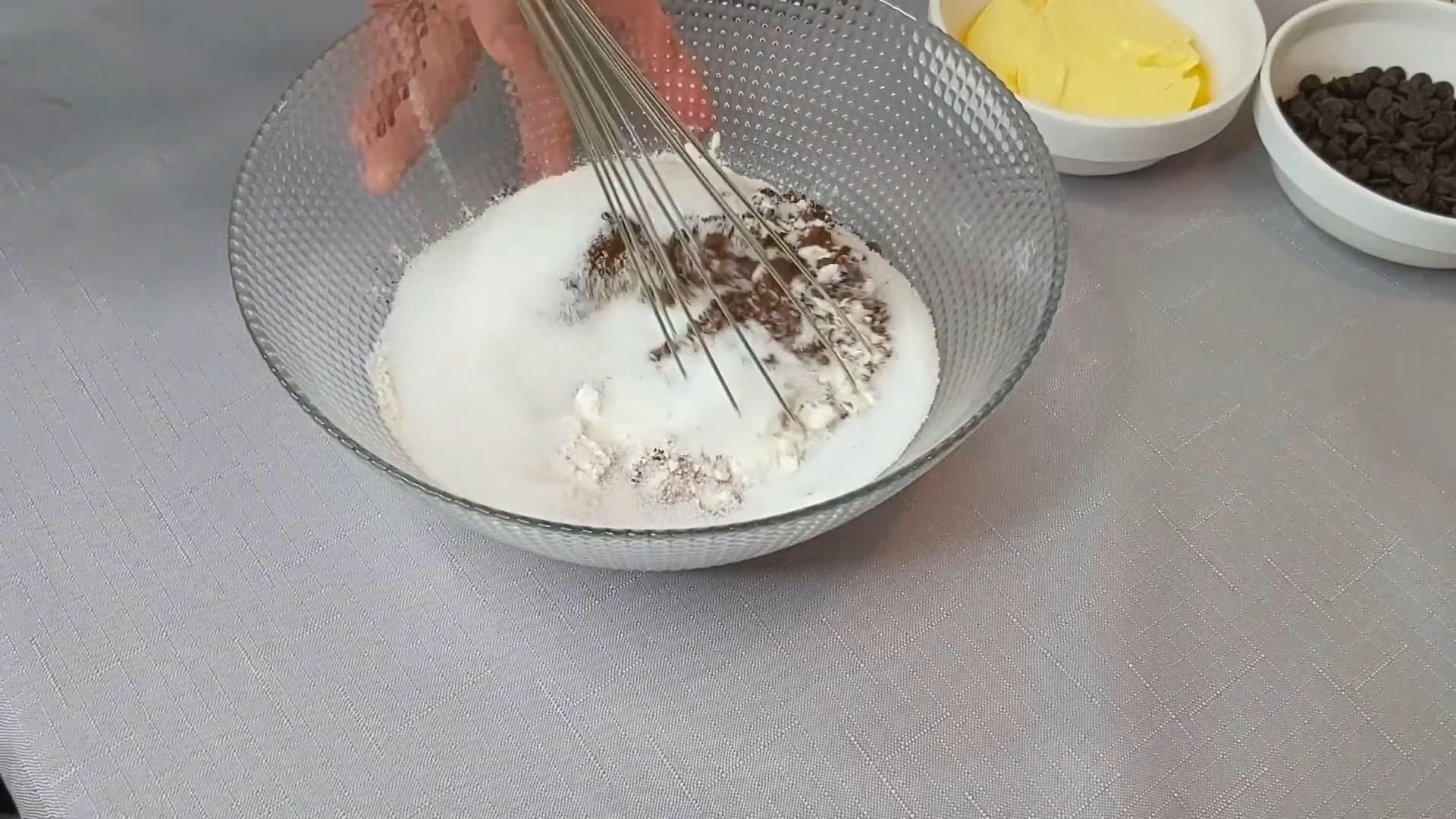 Рецепт - Кексы с шоколадными дропсами в силиконовых формочках - Шаг 1