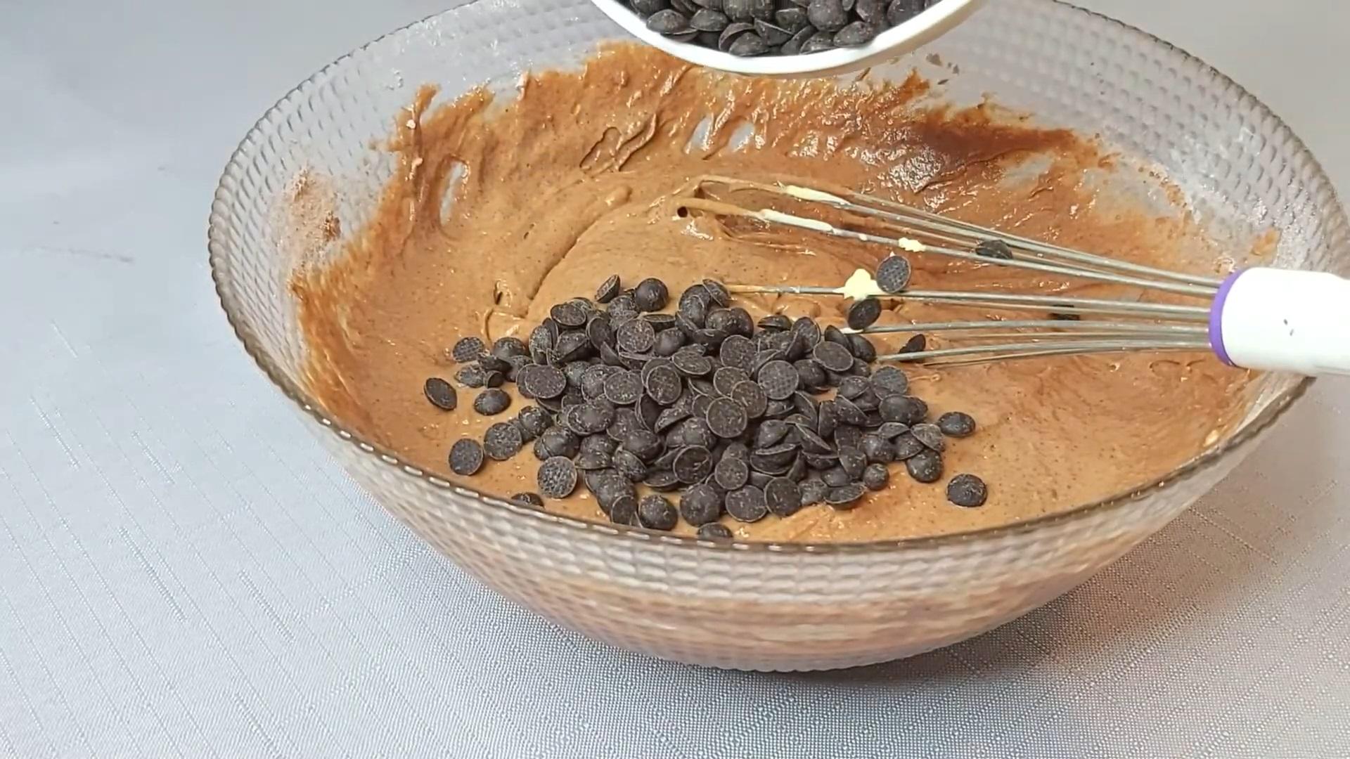 Рецепт - Кексы с шоколадными дропсами в силиконовых формочках - Шаг 5