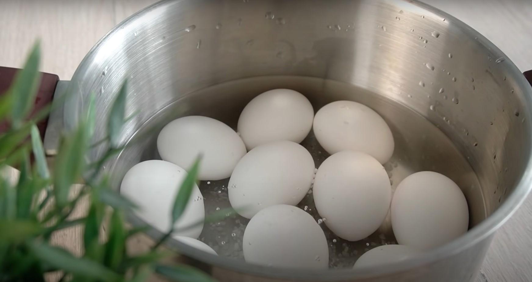 Рецепт - Покраска пасхальных яиц каркаде и куркумой - Шаг 1